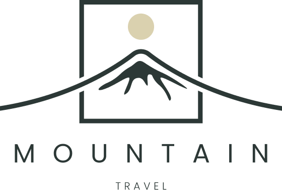 Logotipo de la silueta de una montaña de una agencia de viaje.