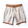 Pantalón corto de lino de color beige.