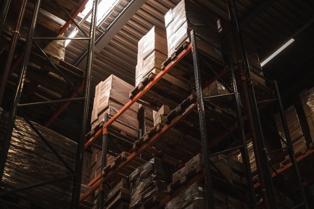 Estanterías de un almacén con cajas