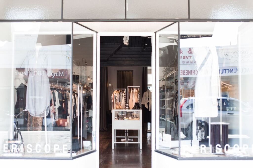 Entrada de una tienda de ropa con escaparates