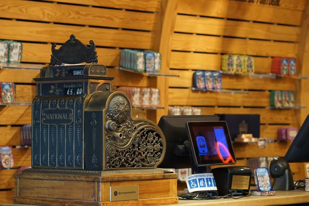 Mostrador de una tienda con caja registradora