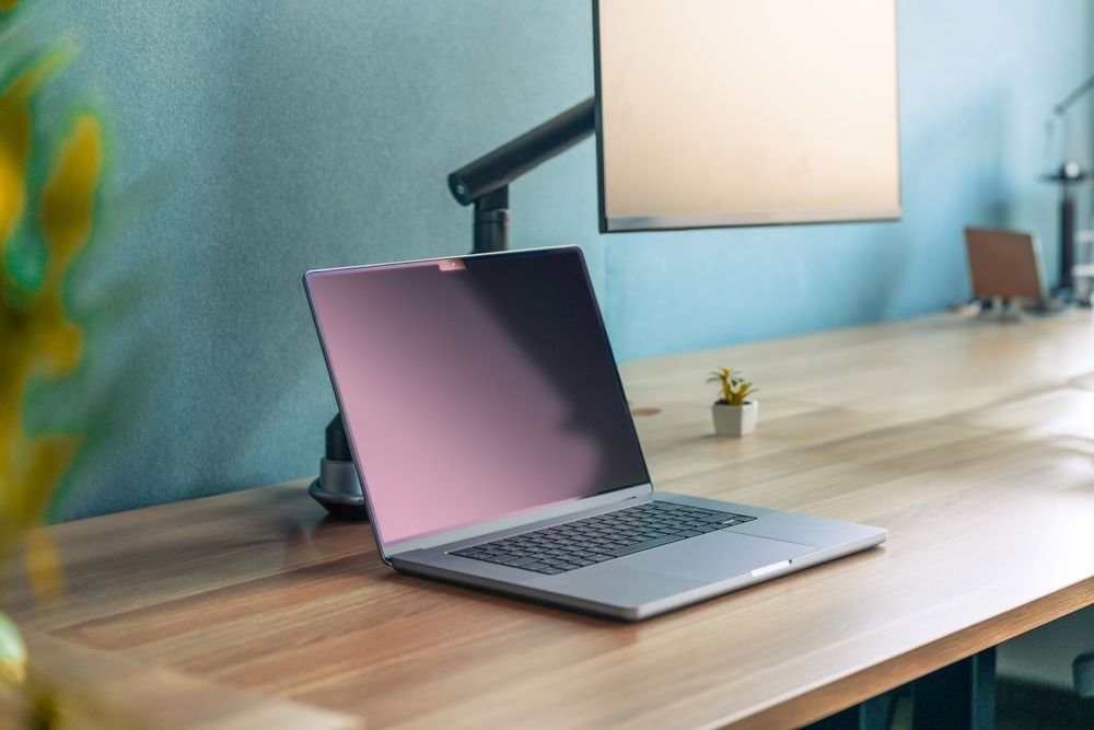 Ordenador portátil sobre una mesa de trabajo