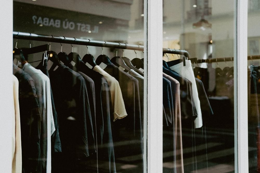 Ropa colgada detrás del escaparate de una tienda